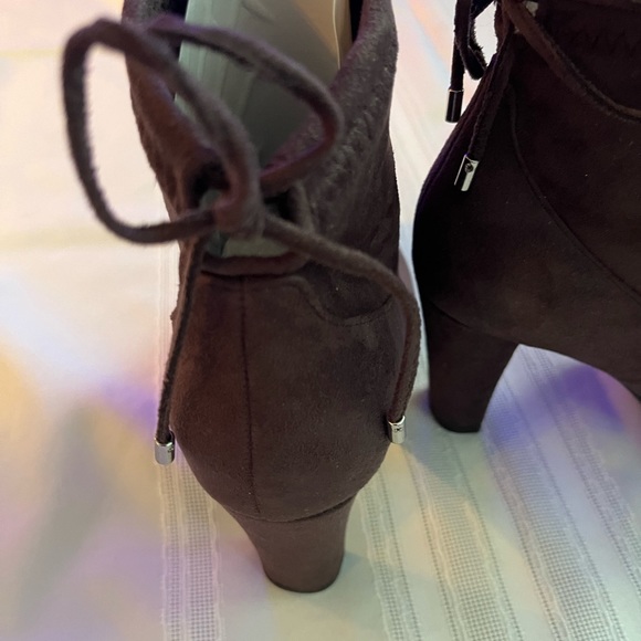 Brand new suede ankle boots . Fits size 8 - Picture 3 of 6